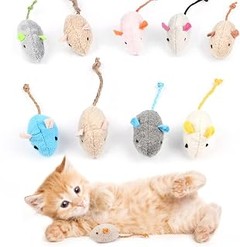 Ratones eléctricos o de peluche: ¿Cuál es mejor para tu gato?